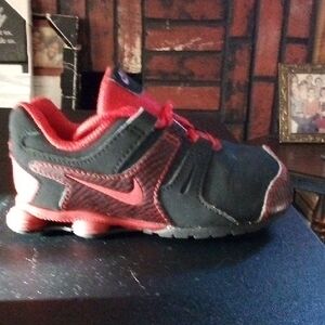 Nike Kids Black and Red Low-Top Sneaker